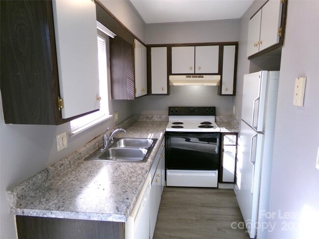 Building Photo - 1351 N 6th St