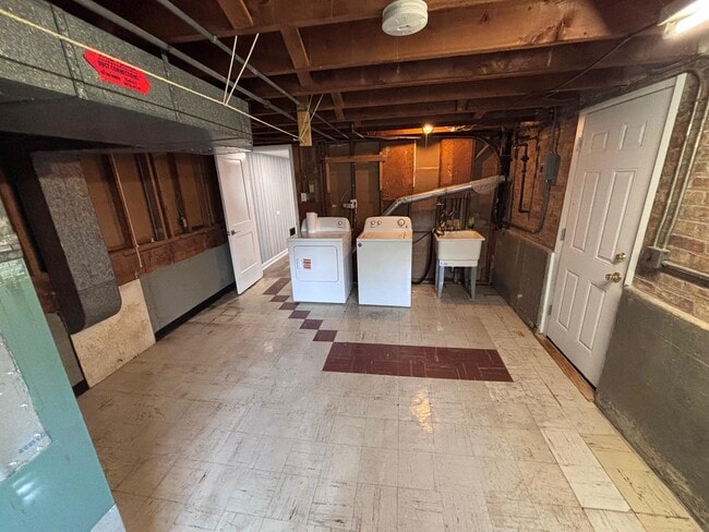 Building Photo - 532 Warren Rd