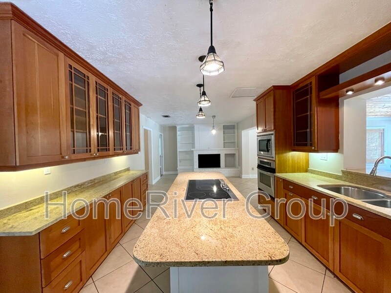 Building Photo - 2105 W Country Club Dr