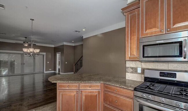 Building Photo - 3 Bed | 3.5 Bath - Biltmore Luxury Townhom...