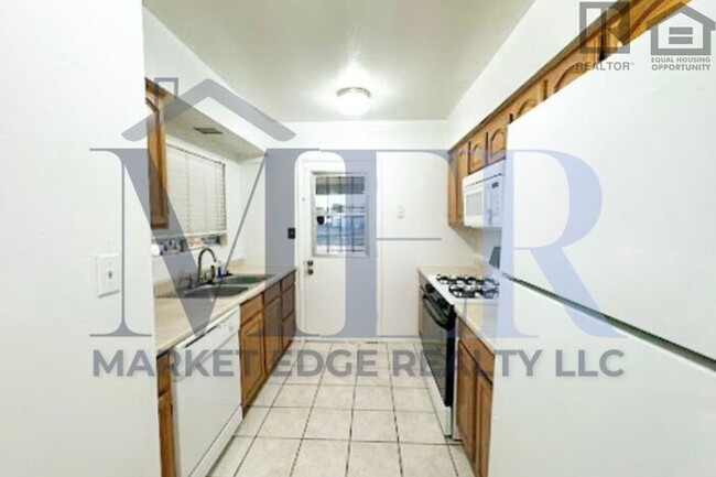 Building Photo - 3Bed/2Bath Duplex at 35th Ave/Cactus! $149...