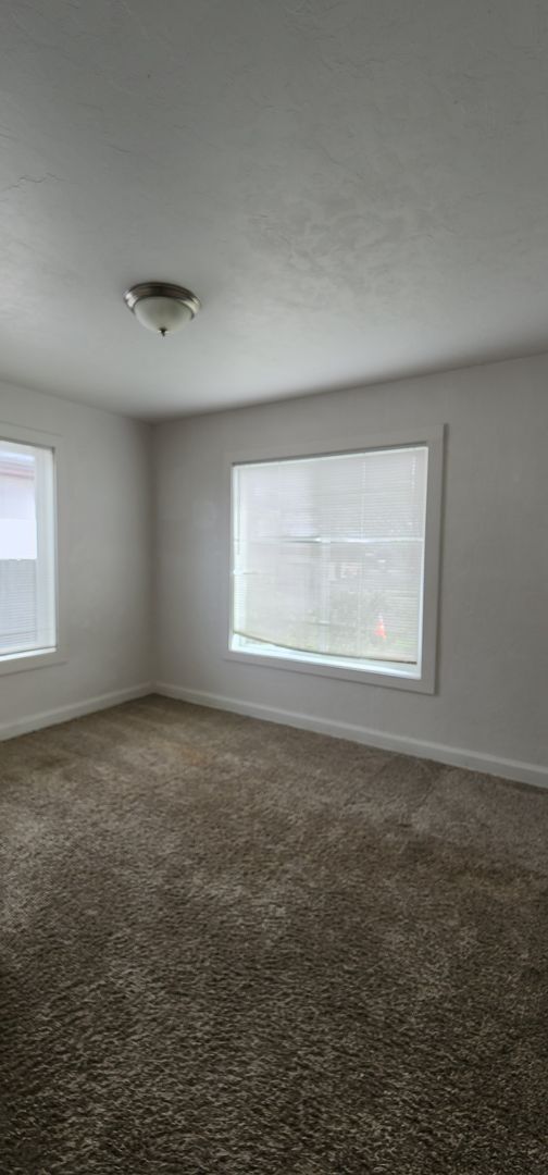 Building Photo - $500 MOVES YOU IN! 3 Bedroom Albany House ...