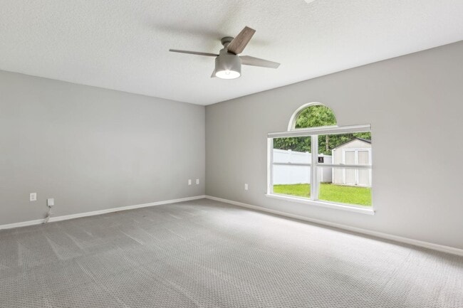 Building Photo - Newly Renovated 4 Bedroom!