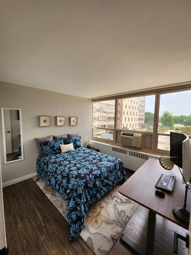 Secondary bedroom or office - Queen Bed - 3950 N Lake Shore Dr