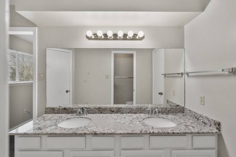 Building Photo - 10814 Sugar Hill Dr