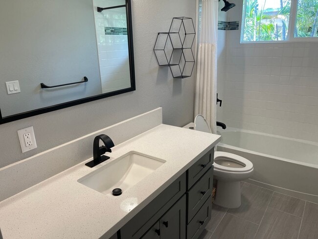 Building Photo - 2745 Puu Hoolai St