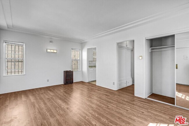 Building Photo - 820 S Grevillea Ave