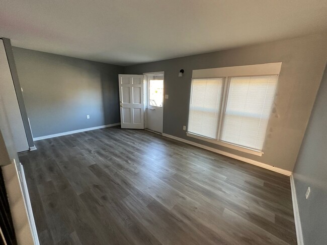 Building Photo - Henrico County Townhouse! 3 beds, 1.5 bath...