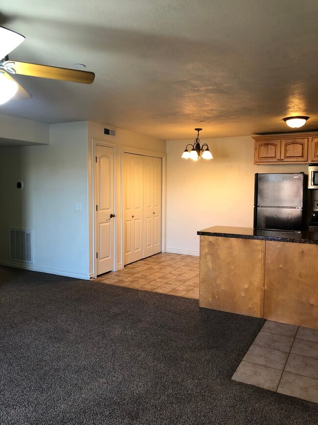 Building Photo - Darling Pleasant Grove Condo Move In Ready!!