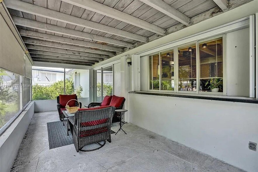 Building Photo - 2761 NE 12th St