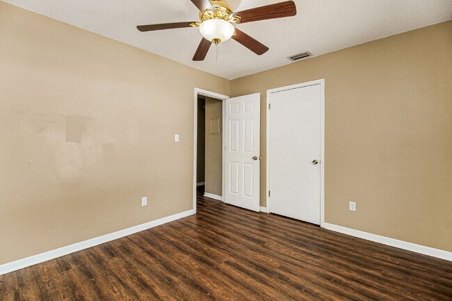 Building Photo - Experience the charm of this fabulous dupl...
