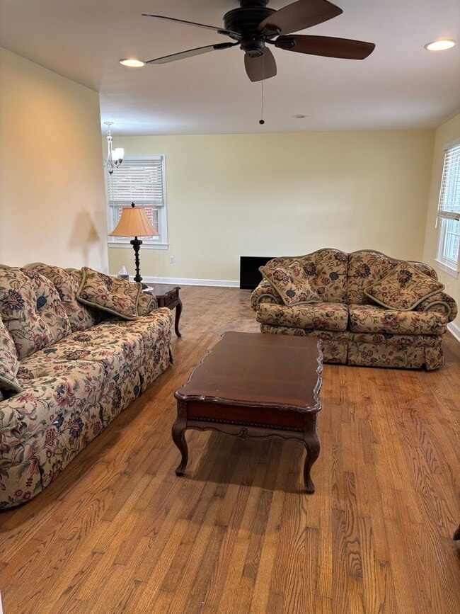 Building Photo - Large 4 Bedroom House in Quiet Country Setting