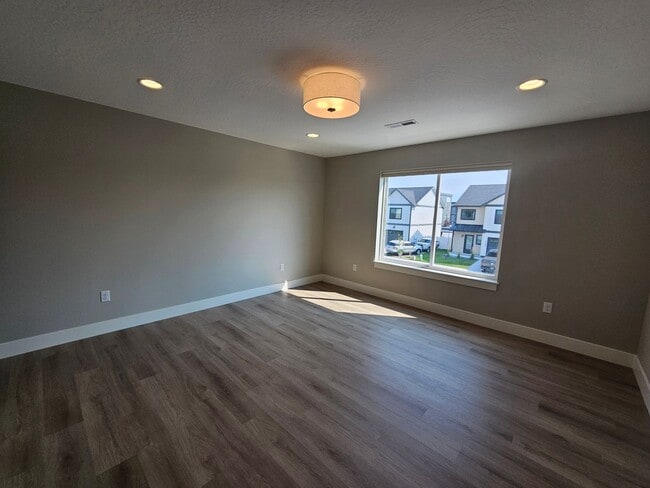 Building Photo - Brand New Townhome