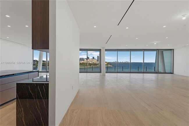 Building Photo - 5 Grove Isle Dr