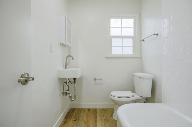 Building Photo - Bright & Inviting 1-Bedroom Apartment