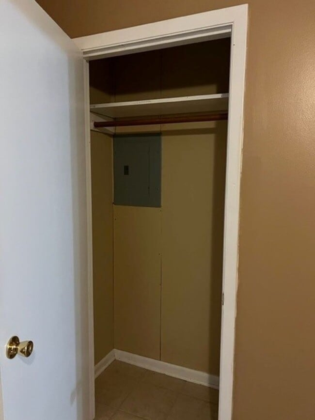 Building Photo - 2 Bedroom 1 bath Home