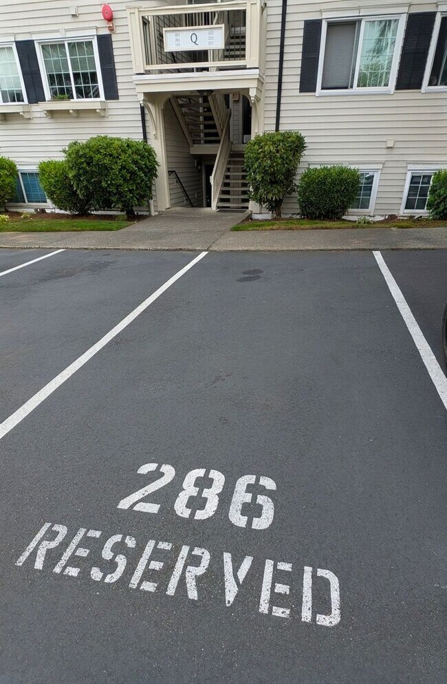 Building Photo - Spacious 2 Bedroom Condo in Gated Community with Pool