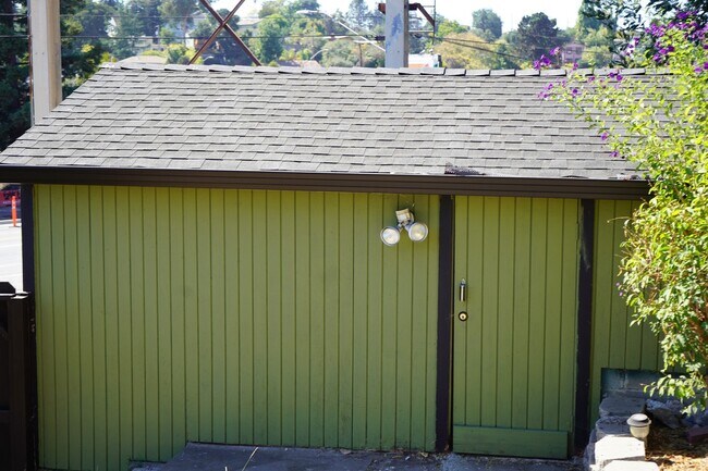 Building Photo - Spacious 3 bedroom, 1 bathroom renovated home