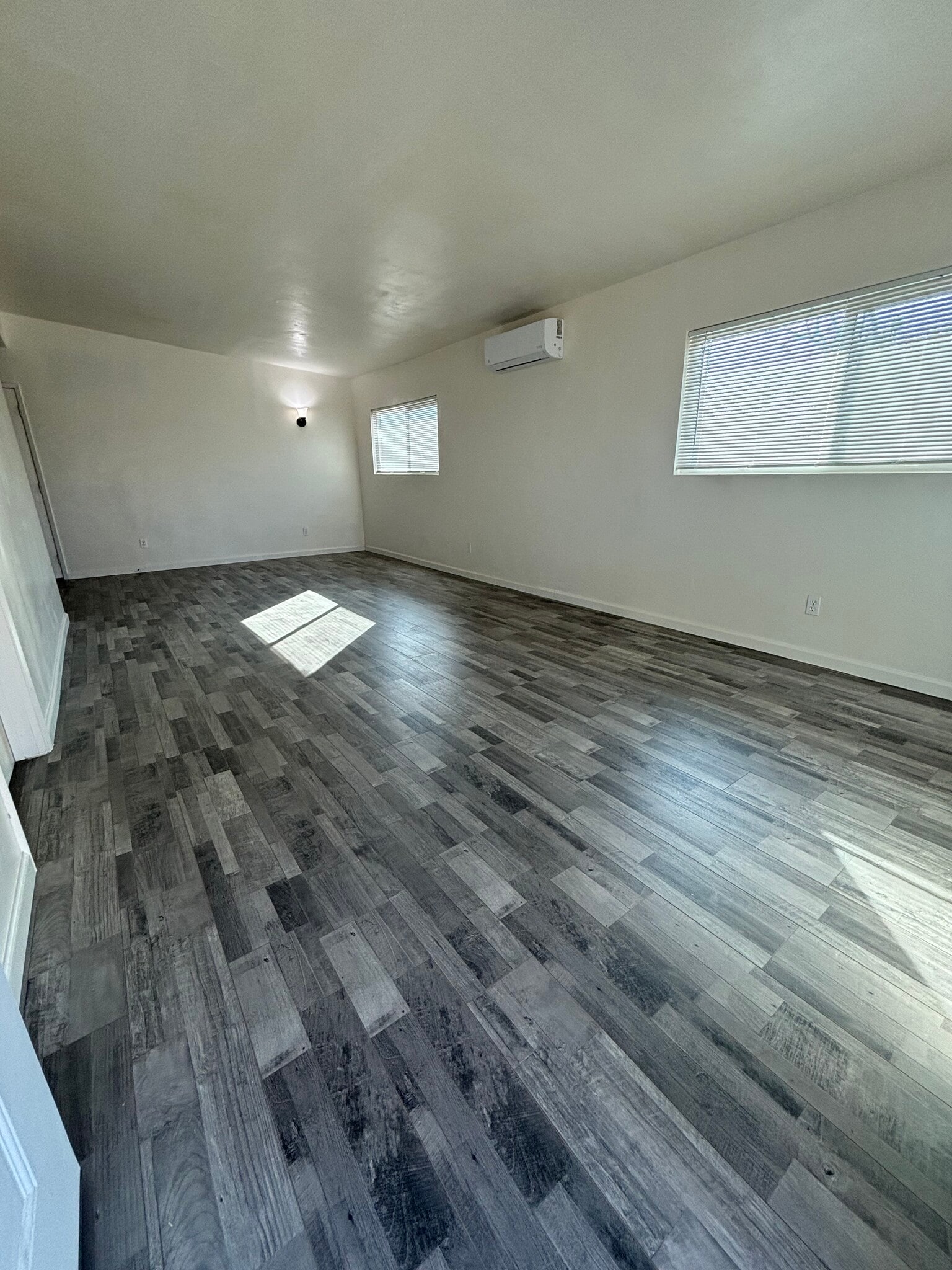 Building Photo - 465 W Ramona Dr