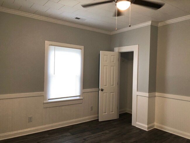 Building Photo - Two Bedroom Home - Hardwood Floors - Updat...