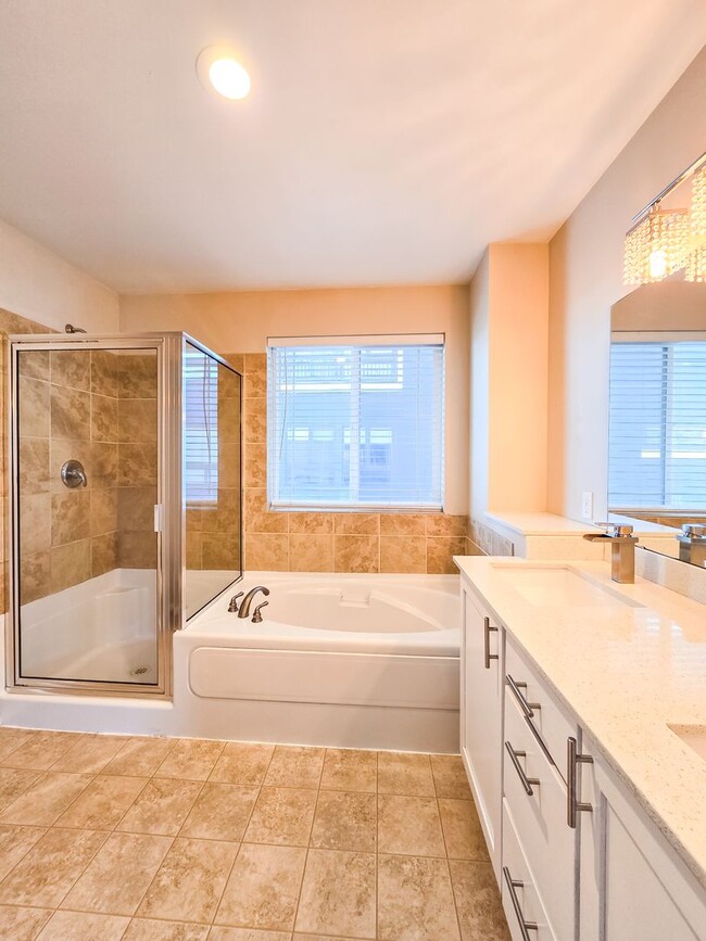 Building Photo - Broadway Area 3Bd/3.5Ba Townhouse!