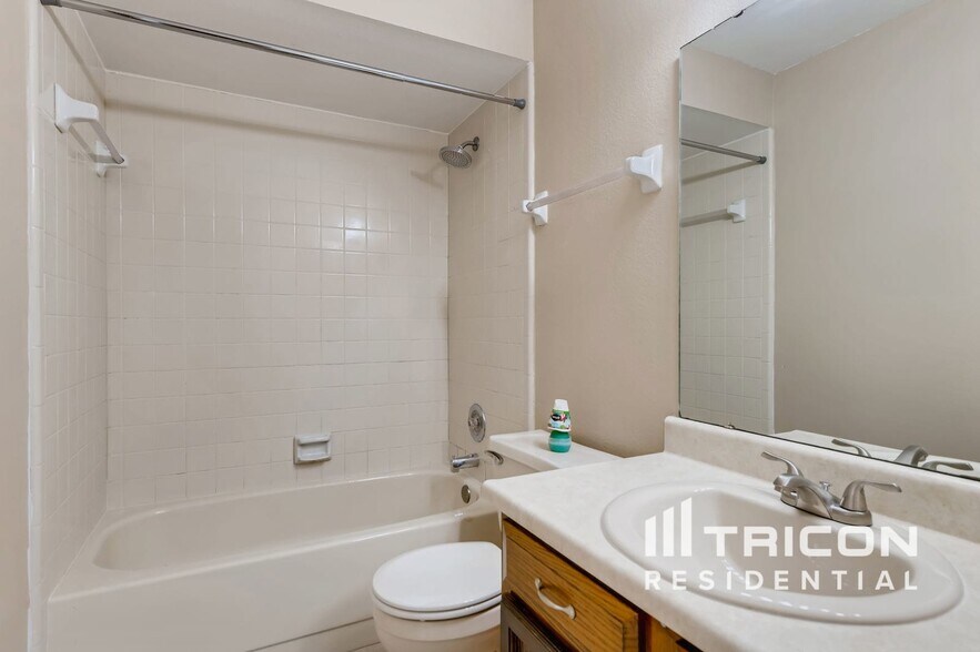 Building Photo - 1423 La Paloma Cir