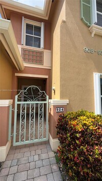 Building Photo - 924 SW 143rd Terrace