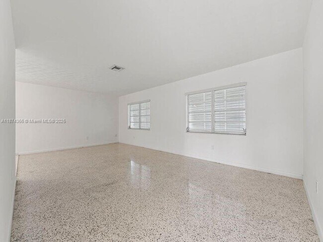 Building Photo - 1515 NE 2nd Ave