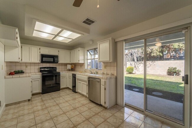 Building Photo - 3 bedroom minutes from shopping & freeway access!