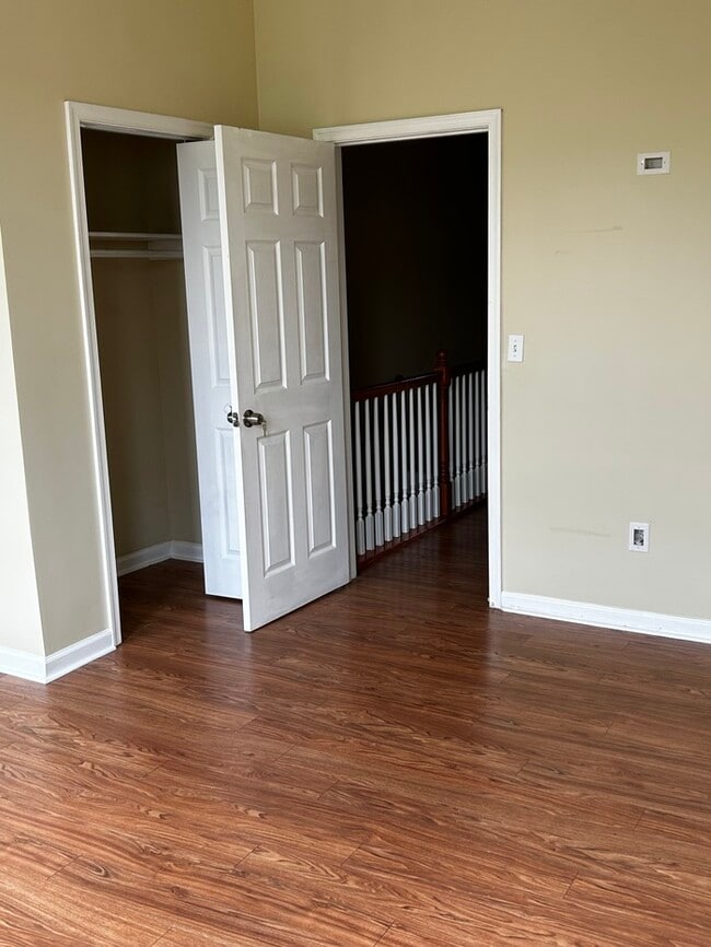 Building Photo - 3 bedrooms 2 bathrooms