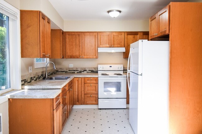Building Photo - 3 Bedroom 1Bath House, Quiet neighborhood with park across the street