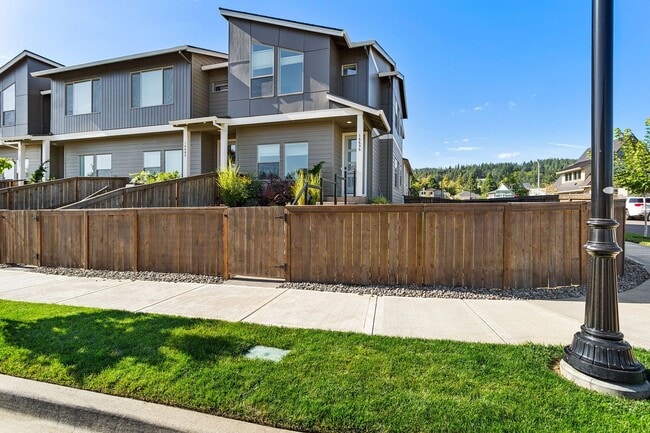 Building Photo - 2022 - Plenty of upgrades !  Access to Pool + Amenities. AC on Main, Walking trails, Nice End uni...