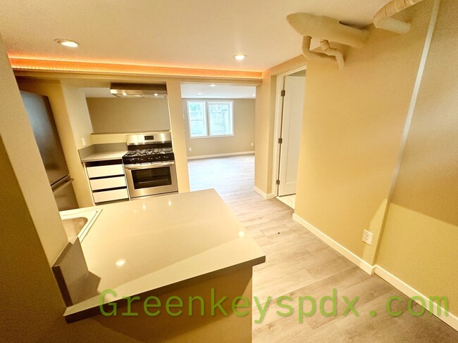 Building Photo - Clean and Move-In Ready!