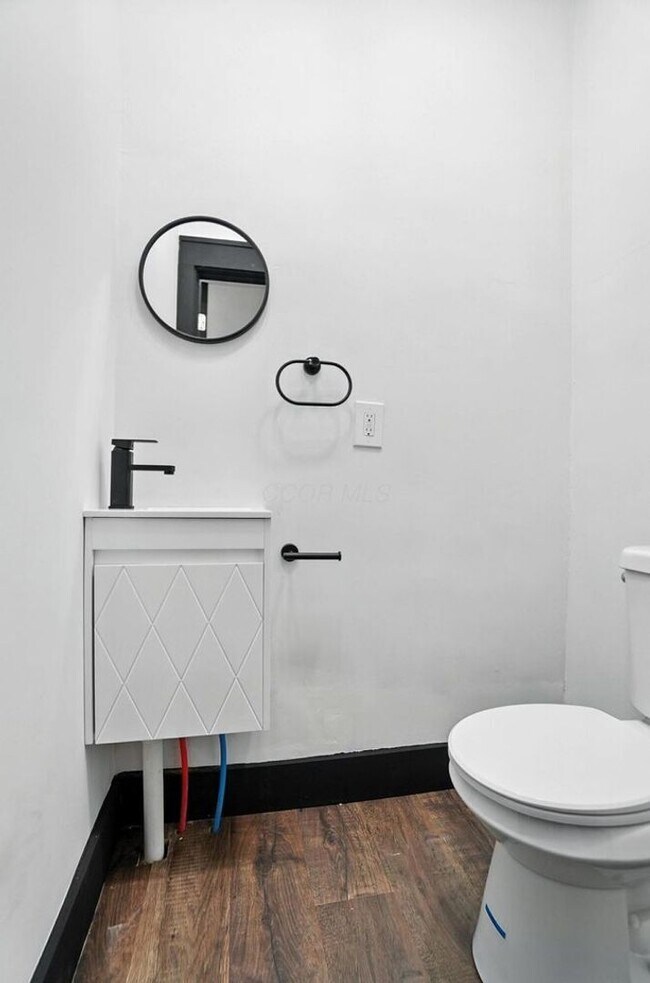 Building Photo - 887-889 E Livingston Ave