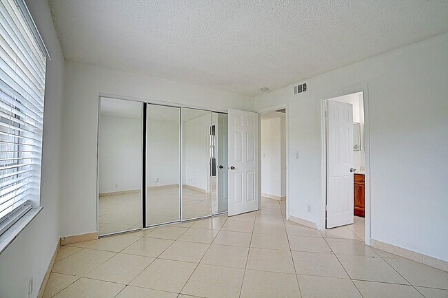 Building Photo - 3214 Coral Ridge Dr