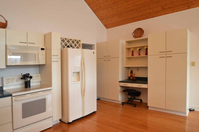 Building Photo - 4 Bedroom || 3 Bathroom home on Leesville Lake