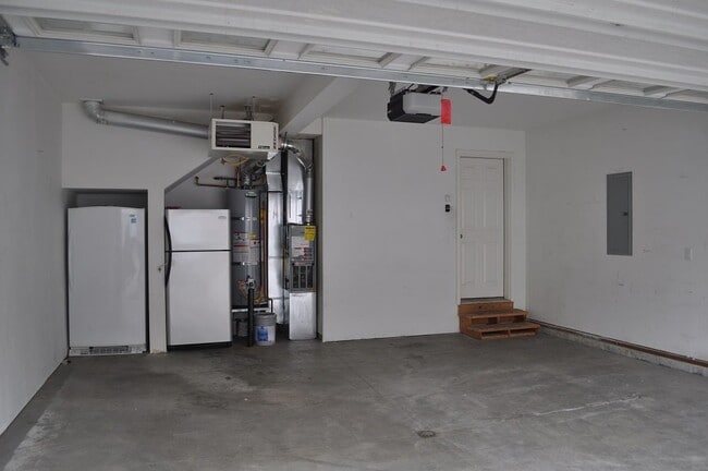 Building Photo - 3 Bedroom East Anchorage Condo!