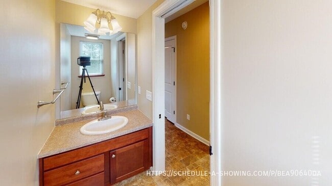 Building Photo - 1706 N Creek Cir