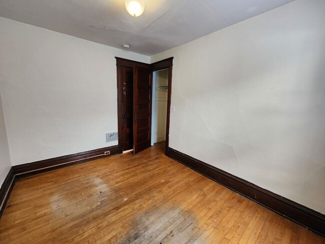 Building Photo - Williamson Tri-plex