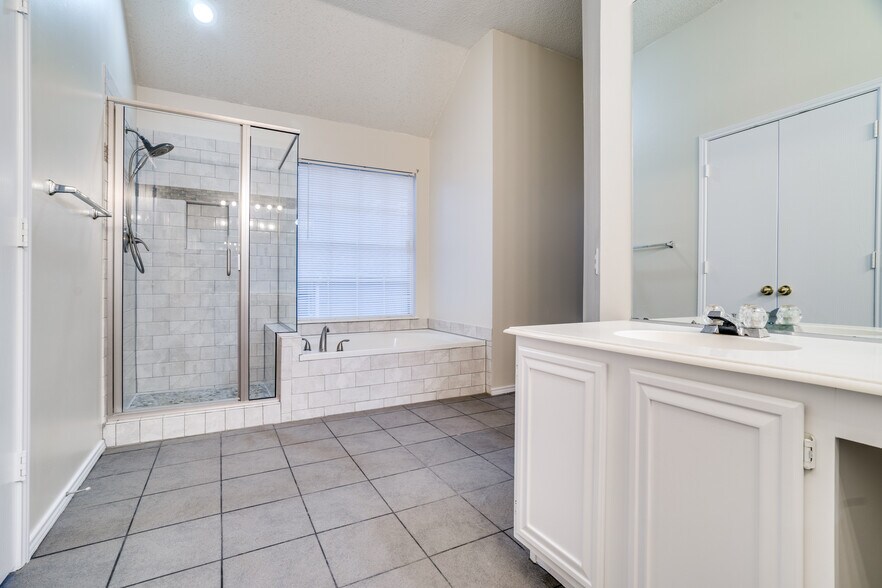 Tub & shower combo - 3607 Creekview Ct