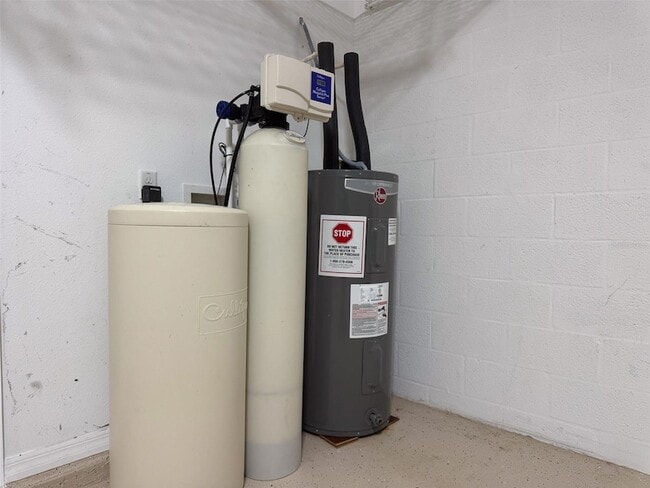 Building Photo - 10663 Pictorial Park Dr