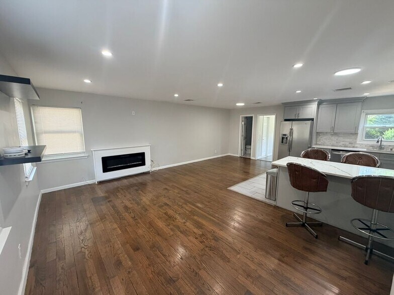 Building Photo - 10 Dunstan Dr