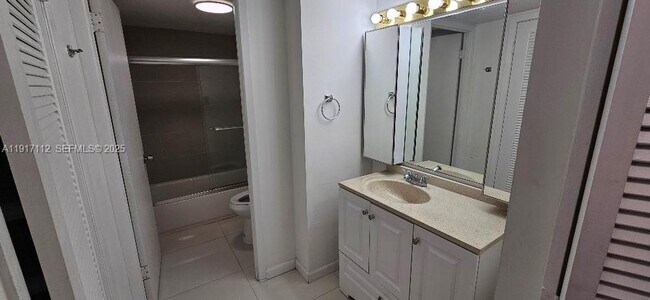 Building Photo - 18021 Biscayne Blvd