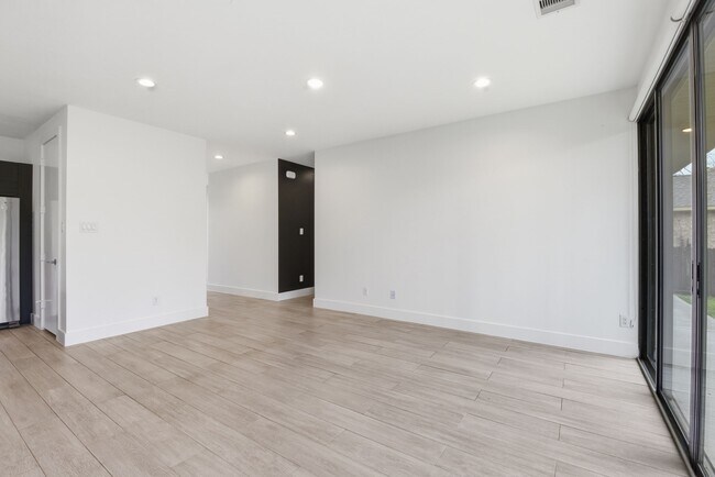 Building Photo - 1530 Primrose St