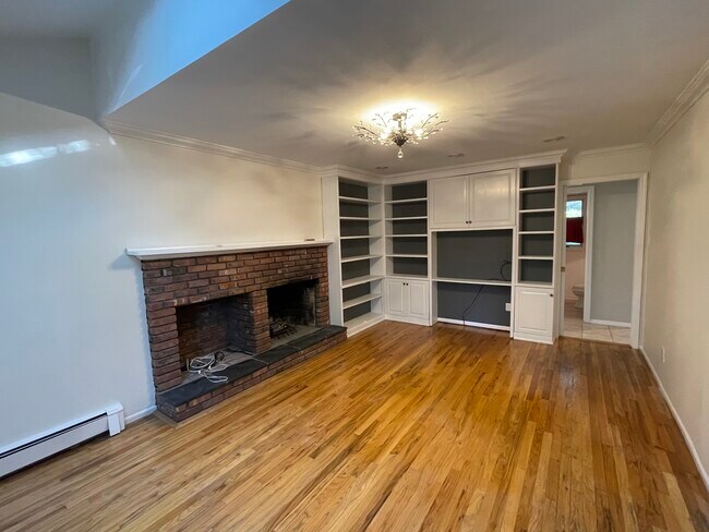 Building Photo - 33 Pilgrim Dr