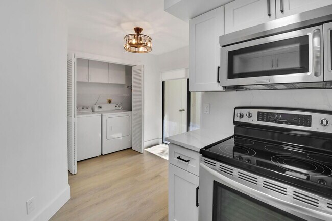 Building Photo - 7884 Seville Pl