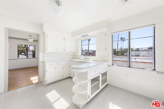 Building Photo - 1033 S Tremaine Ave