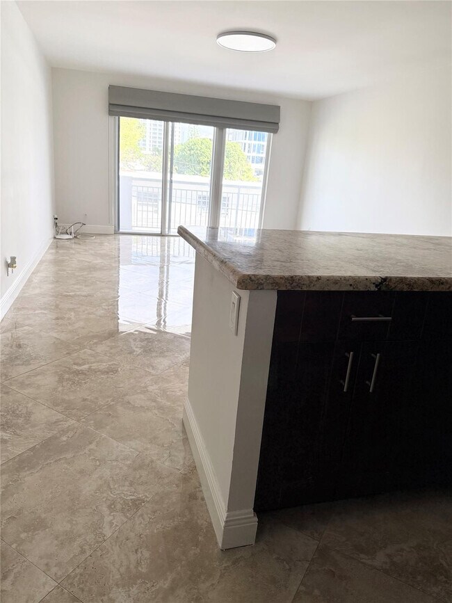 Building Photo - 550 Bayshore Dr