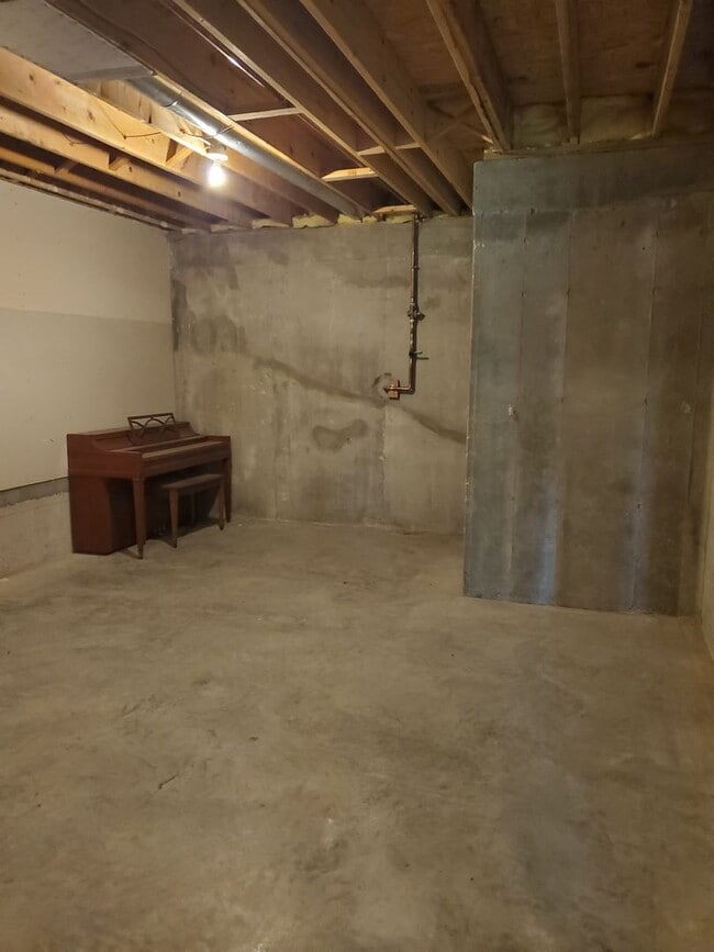 Building Photo - 3 bedroom 3 bath, 2car gar, balcony deck a...