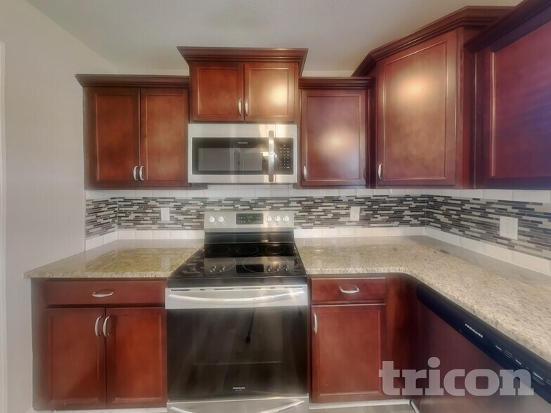 Building Photo - 609 Hollow Crst